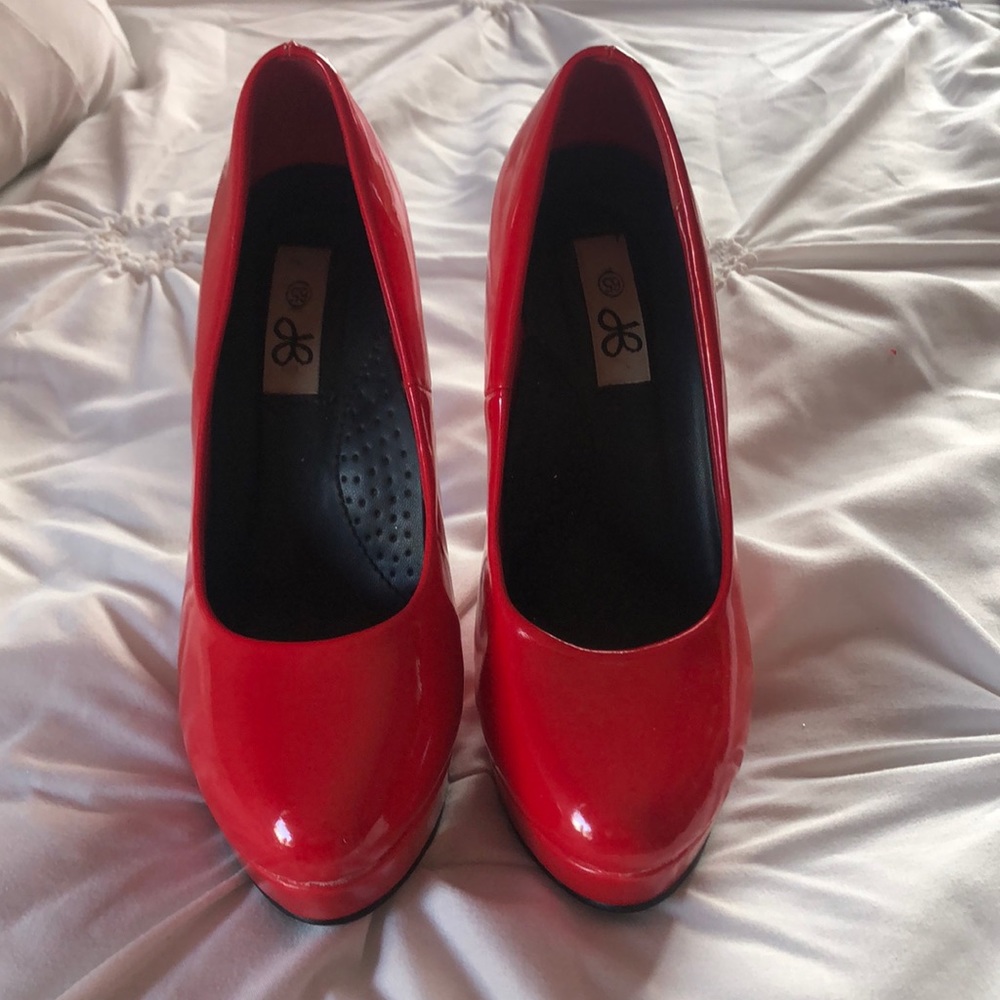 Red heels! - Picture 1 of 3